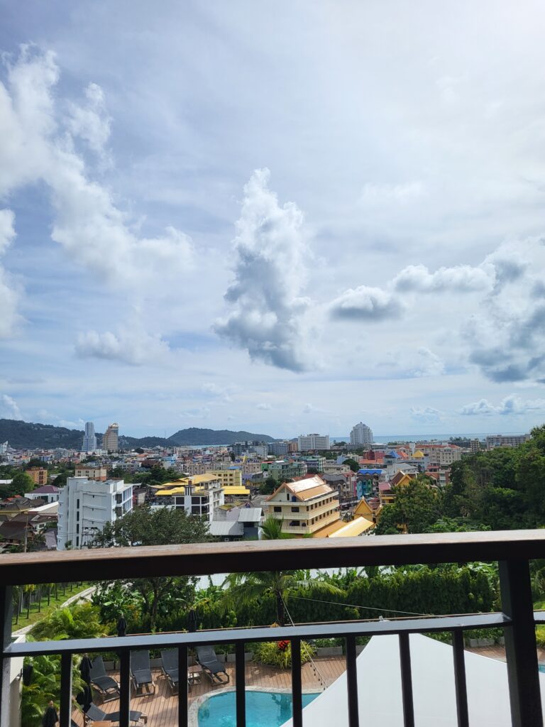 Ausblick vom Balkon auf den Pool