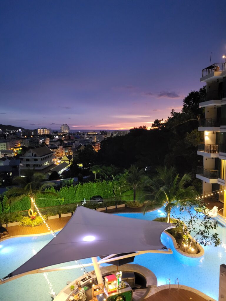 Ausblick vom Balkon auf den Pool abends