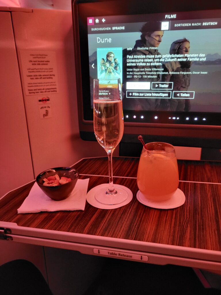 Qatar Business Class Champagner hell