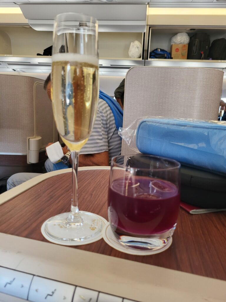 Champagner Baguet-Jouette und Thai Airways Signature Drink