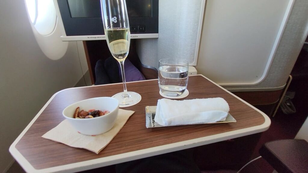 Thai Airways A350 Business Class Champagner Nüsse und heißes Tuch